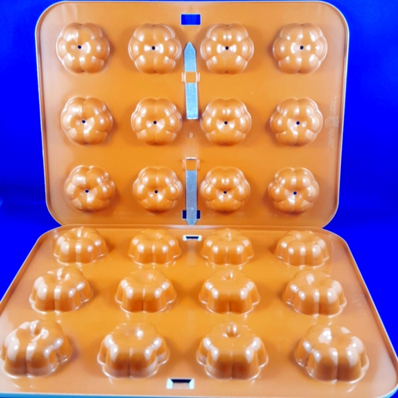 Nordic Ware Floral Cake Pops Pan (2-pce locking) - Picture 7 of 11